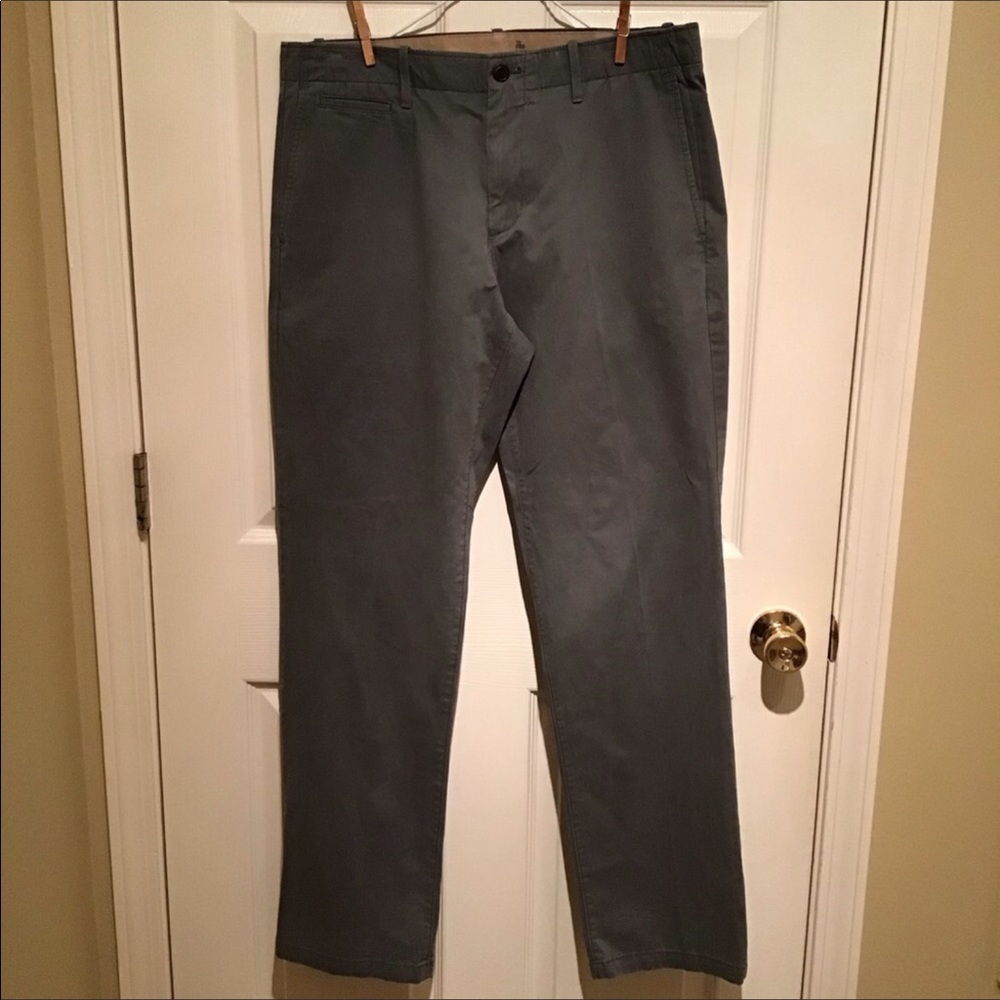 Men’s size 34x32 gray GAP khaki Lived In pants
